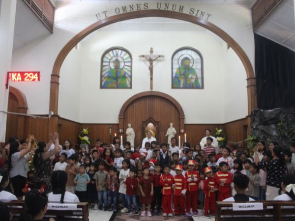 Anak-anak bernyanyi bersama saat Misa Natal di Gereja Paroki Kelor