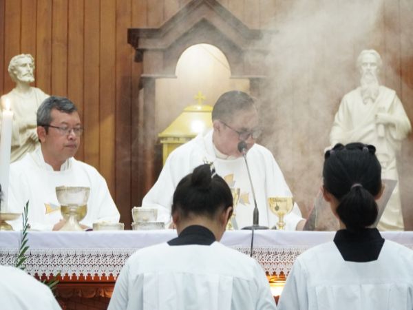 Perayaan Ekaristi Vigili Natal dan Hari Raya Natal di Paroki St. Petrus dan Paulus Kelor Berlangsung khidmat dan meriah