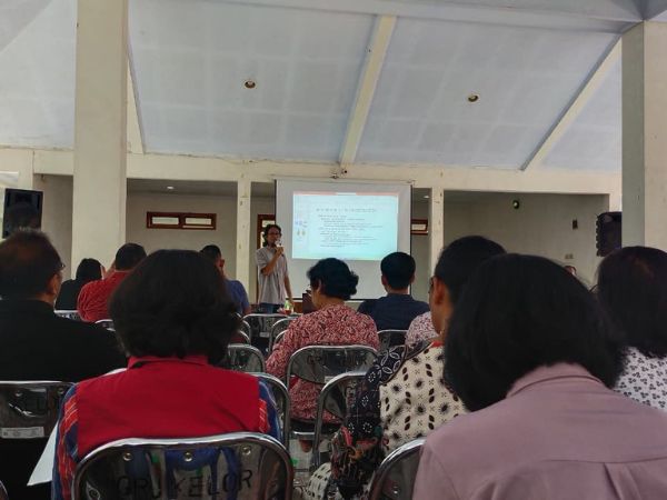 Romo Nanung sedang menyampaikan pesannya