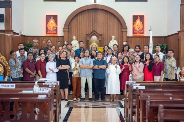 Berfoto bersama seusai acara seminar
