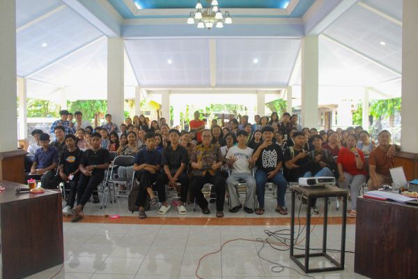 Lektor pelayan sabda yang menghadirkan Kristus