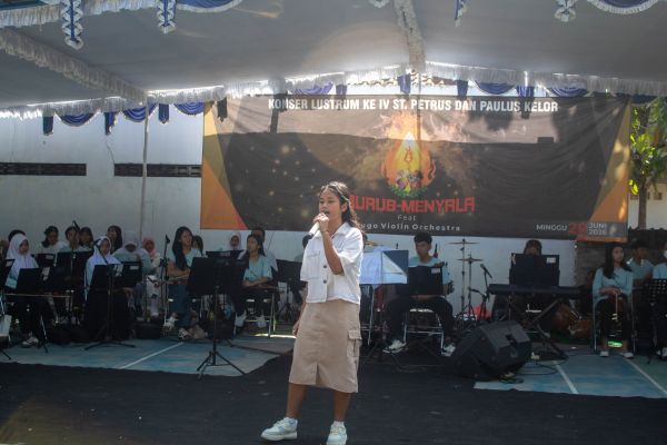 Persembahan lagu dari les musik Hugo Violin