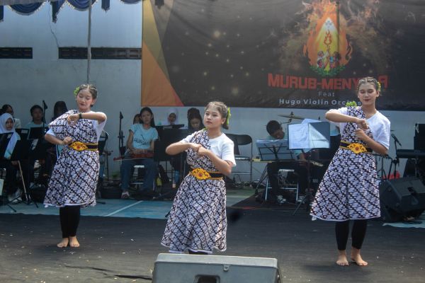 Tarian dari remaja Paroki Kelor