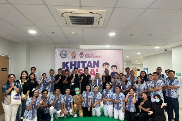 Berbagi berkat lewat khitan massal