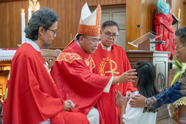Krismawati menerima Sakramen Penguatan dari Bapa Uskup KAS