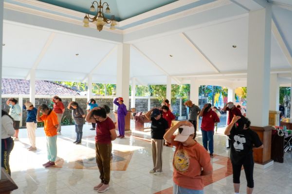 Kehangatan Senam Shibashi di Paroki Kelor mengajak umat bahagia, menginspirasi dan sejahtera