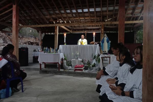 Ekaristi Pembukaan Bulan Rosario di Goa Maria Tobong