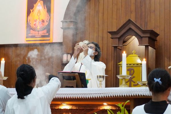 Ekaristi Pembukaan Bulan Rosario di gereja Kelor