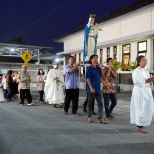 Misa Pembukaan Bulan Rosario Diawali dengan Doa dan Perarakan Bunda Maria di Paroki Kelor