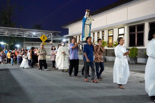 Misa Pembukaan Bulan Rosario Diawali dengan Doa dan Perarakan Bunda Maria di Paroki Kelor