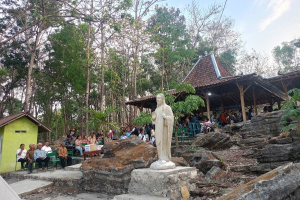 Misa pembukaan Bulan Rosario di Goa Maria Tobong
